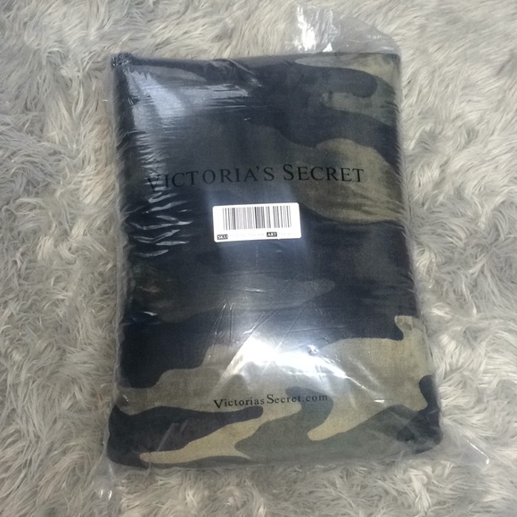 Victoria's Secret pink soft Sherpa blanket camo - Picture 2 of 5